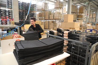 Una trabajadora de Rolser, que se dedica a la bolsa de tela, en la fábrica de Pedreguer.