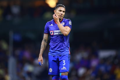 Carlos Salcedo durante un partido en el Estadio Azteca, en Ciudad de México, México.