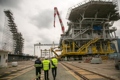 Los cuatro nuevos petroleros de Cádiz, comprados por el grupo Ibaizábal para alquilarlos a Cepsa, entre otros clientes, podrían llegar a ser seis y responden a la demanda actual de buques tipo Suezmax, cargueros de 274 metros de eslora y 48 de manga que pueden cruzar el Canal de Suez con 156.000 toneladas.