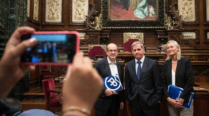 Los concejales Javier Mulleras, Alberto Fernández Díaz y Àngels Esteller, en el salón de plenos del Ayuntamiento.