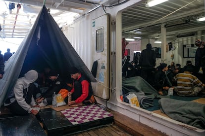 Migrantes en el interior del buque 'Ocean Viking', en aguas del Mediterráneo, cerca de Sicilia. La ONG alemana ha anunciado además que este lunes presentará ante 
los tribunales italianos un recurso contra la ordenanza de ese país que "viola la ley europea y la Convención de Ginebra sobre Refugiados", porque es "ilegal permitir que solo algunos de los sobrevivientes desembarquen". 