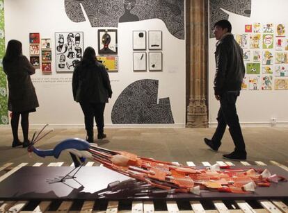 Exposici&oacute;n ilustraMundos en el Pazo de Fonseca de Santiago, con una obra del holand&eacute;s Machiel Braasksma en primer plano. 