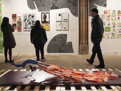 Exposici&oacute;n ilustraMundos en el Pazo de Fonseca de Santiago, con una obra del holand&eacute;s Machiel Braasksma en primer plano. 