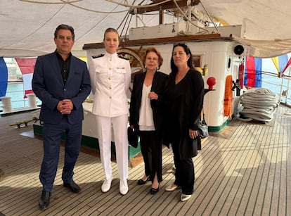 Leonor de Borbón junto a Gonzalo Vargas Llosa (i), Patricia Llosa (2-d) y Morgana Vargas Llosa en el buque escuela Juan Sebastián Elcano, en Lima (Perú).
