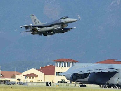 Un F-16 de las Fuerzas Aéreas de los Estados Unidos, despega de la Base aérea de Aviano, Italia, rumbo a Turquía.