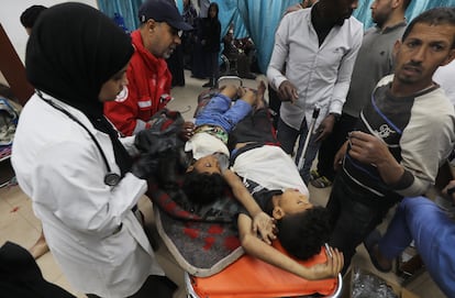 Palestinos heridos son trasladados al Hospital Al Aqsa en Yan Junis, este miércoles.
