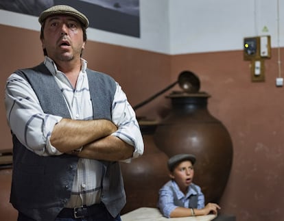 Alfonso y su padre, Hugo, miembros del coro Los Boinas, en la bodega de Lelito.