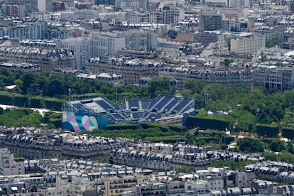 Una vista aérea muestra el Estadio Olímpico de la Torre Eiffel, sede del voleibol de playa y los tejados de los edificios de apartamentos residenciales de la ciudad antes de los Juegos Olímpicos y Paralímpicos de París 2024 en París, Francia, el 10 de julio de 2024.
