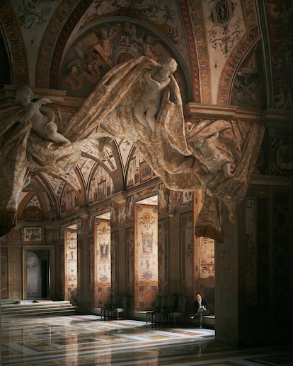 Javier Cercas, en la sala Ducal del Palacio Apostólico del Vaticano, bajo el conjunto escultórico de Bernini. 