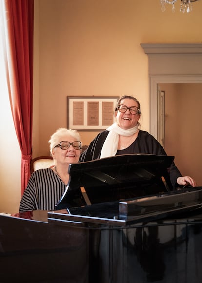 Brilla y Paglin, junto al piano en el Teatro de la Ópera de Osimo.