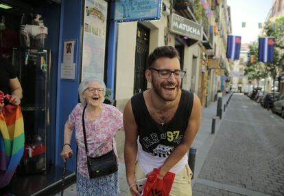 Dos vecinos se ríen durante una conversación.