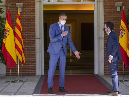El presidente del Gobierno, Pedro Sánchez, saluda al presidente de la Generalitat, Pere Aragonès, en el palacio de la Moncloa este martes.