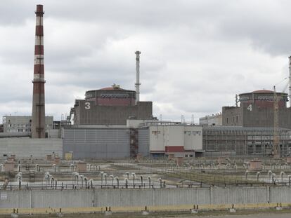 Dos reactores de la central atómica de Zaporiyia, en el municipio de Energodar, Ucrania, el 29 de marzo de 2023.