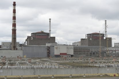 Dos reactores de la central atómica de Zaporiyia, en el municipio de Energodar, Ucrania, el 29 de marzo de 2023.