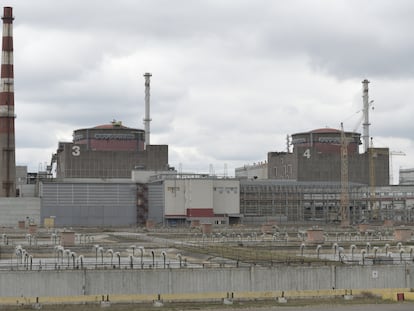 Dos reactores de la central atómica de Zaporiyia, en el municipio de Energodar, Ucrania, el 29 de marzo de 2023.