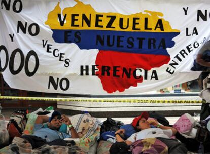 Un grupo de estudiantes venezolanos frente a la sede de la OEA en Caracas, durante la huelga de hambre que mantuvieron hasta este jueves.