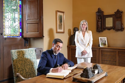 El nuevo lehendakari,Imanol Pradales, firma en el libro de honor de la Casa de Juntas de Gernika en presencia de la presidenta de las Juntas Generales de Bizkaia, Ana Otadui, este sábado. 
