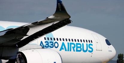 Un Airbus A330 NEO, en el sal&oacute;n de par&iacute;s en Le Bourget.