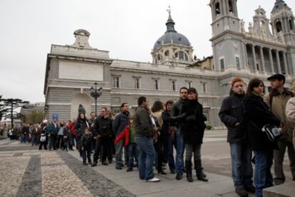 Esta mañana los visitantes aguardan su turno para entrar al edificio en la Plaza de Oriente