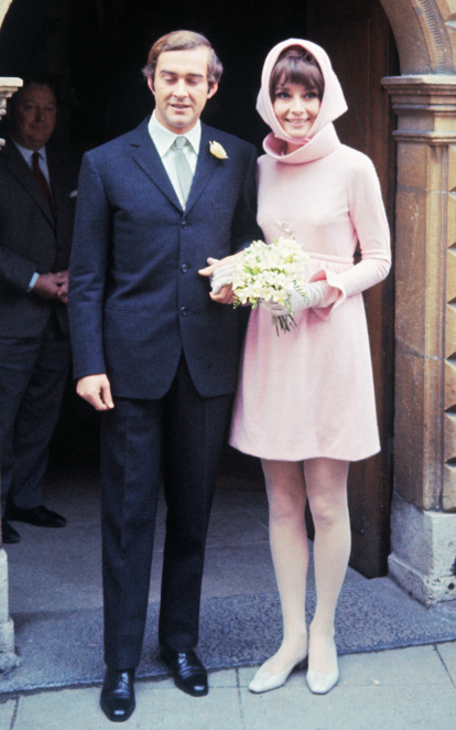 Audrey Hepburn. Para su segunda vez, con Andrea Dotti en 1969, la actriz  se atrevió con un vestido de color. Rosa palo, en lana y con gorro, el diseño corría a cargo de Givenchy. Lo combinaba con medias blanca y tacones bajos del mismo color.