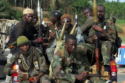 Fuerzas leales al presidente electo Ouattara se desplazan en una camioneta hacia Abiyán.