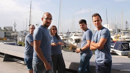 Alejandro Martínez (segundo por la derecha) junto con el equipo de SmartSea, en el Port Vell de Barcelona.