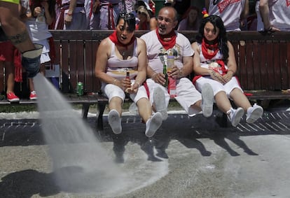 Los servicios de limpieza de Pamplona limpian la Plaza del Castillo tras el lanzamiento del tradicional Chupinazo, el 6 de junio de 2016.