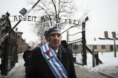 Miroslaw Celka, superviviente de Auschwitz, abandona el campo de concentraci&oacute;n en cuya puerta reza  el lema &quot;El trabajo os har&aacute; libres&quot;, hoy 27 de enero coincidiendo con el 70 aniversario de la liberaci&oacute;n de Auschwitz