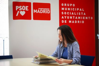 La concejala María Caso revisa los expedientes solicitados al Ayuntamiento de Madrid. Fotografía de Diego Vítores.