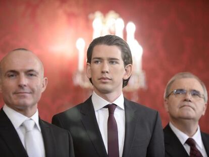 Sebastian Kurz, en en el centro, durante la toma de posesi&oacute;n del nuevo Gobierno austriaco. 
