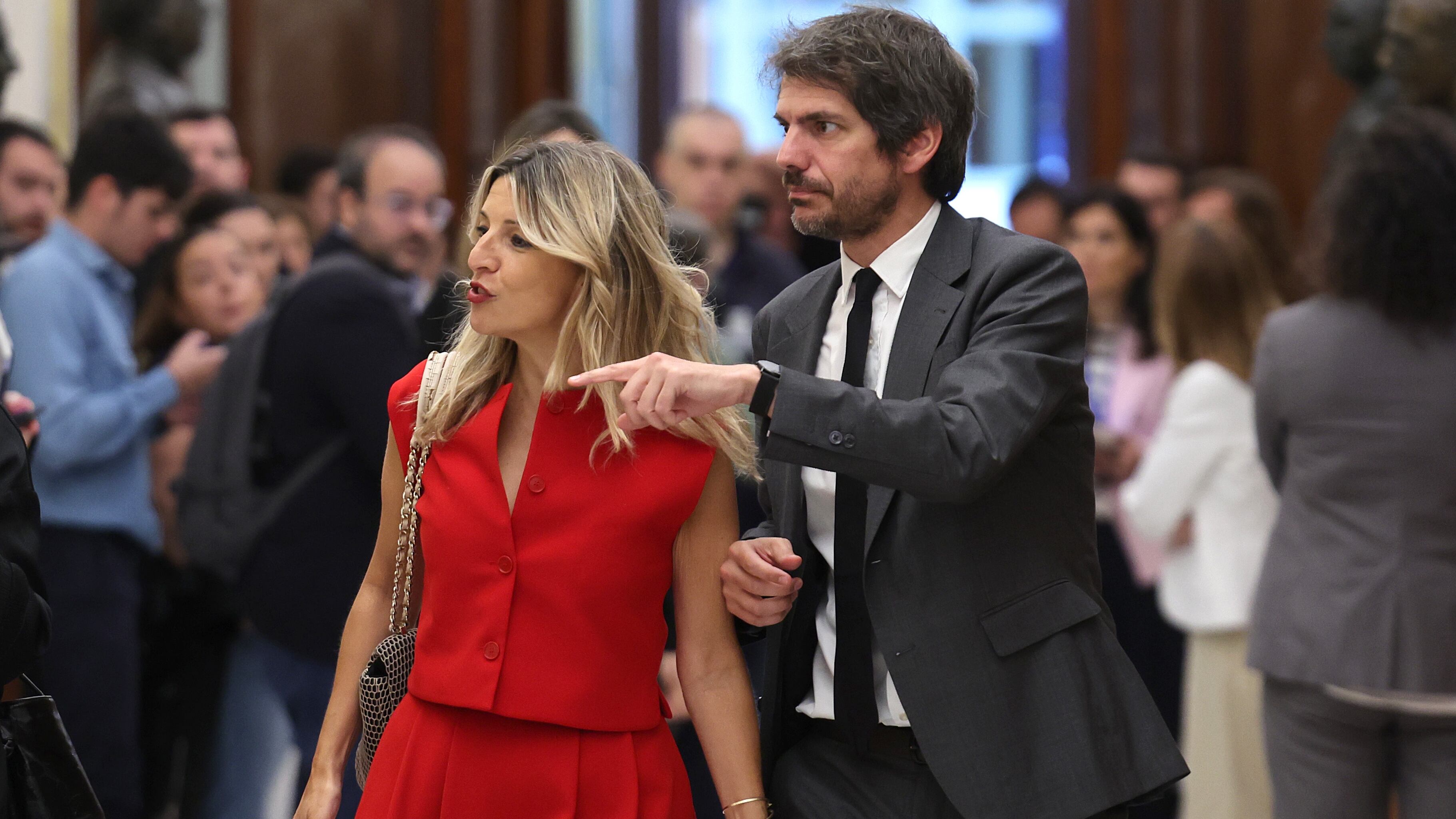 La ministra de Trabajo, Yolanda Díaz, con el ministro de Cultura, Ernest Urtasun, este miércoles en el Congreso.