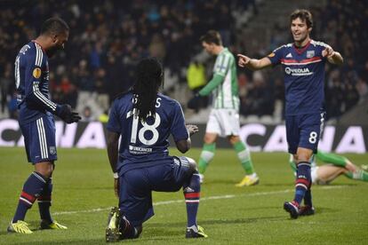 Lacazzette, Gomis y Gourcuff celebran el gol.