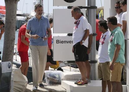 El rey Felipe durante su visita este lunes al Club Na&uacute;tico de Palma de Mallorca.