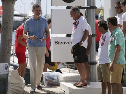 El rey Felipe durante su visita este lunes al Club Na&uacute;tico de Palma de Mallorca.