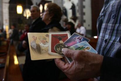 Feligreses católicos oran hoy, lunes 11 de febrero de 2013, durante una misa en la Catedral Metropolitana de Ciudad de México.