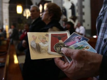 Feligreses católicos oran hoy, lunes 11 de febrero de 2013, durante una misa en la Catedral Metropolitana de Ciudad de México.