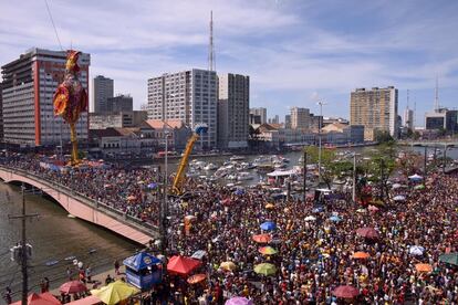 O bloco surgiu com o intuito de "fazer renascer o tradicional, espontâneo e criativo carnaval de rua do Recife, então ameaçado pelos clubes e passarelas, que, cada vez mais limitavam - em espaço e participantes - o fazer da folia". O nome surgiu porque o bloco deveria sair no sábado de carnaval de madrugada, antes da abertura do comércio do centro da cidade.