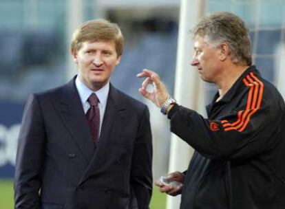 Rinat Akhmetov (izquierda), con un empleado.