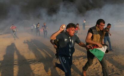 Varios palestinos en la protesta de hoy en Gaza.