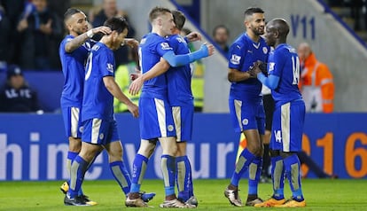 Jogadores do Leicester comemoram a vit&oacute;ria.