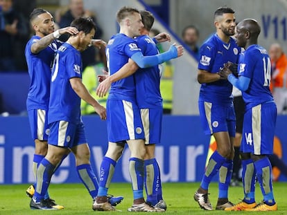 Jogadores do Leicester comemoram a vit&oacute;ria.