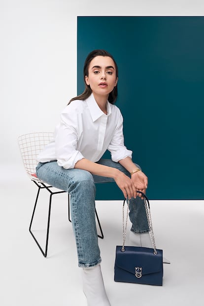 Lily Collins posa con el bolso Panthère Graphique de Cartier. Su personaje en la serie también luce modelos de la firma.