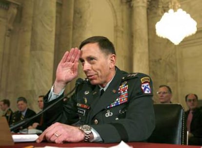 El teniente general David Petraeus, ayer ante el comité de las Fuerzas Armadas del Senado.