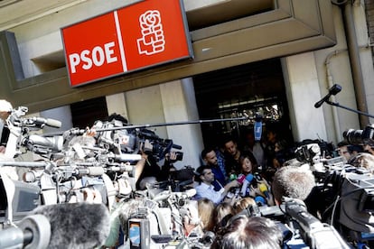 Aglomeración de medios informativos ante la sede del PSOE en la calle Ferraz (Madrid)