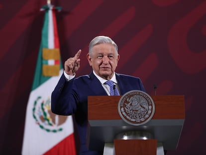 MEX3385. CIUDAD DE MÉXICO (MÉXICO), 28/04/2023 .- El presidente de México, Andrés Manuel López Obrador habla durante su conferencia matutina hoy, en Palacio Nacional en Ciudad de México (México). El presidente mexicano, Andrés Manuel López Obrador, denunció que hubo "mala fe" y "amarillismo" sobre su salud al retomar este viernes sus actividades oficiales tras cinco días de su contagio de covid-19. EFE/Sáshenka Gutiérrez
