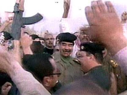 Sadam Husein, durante su recorrido por alguno de los barrios más castigados de  Bagdad, en imágenes tomadas por la televisión nacional iraquí.