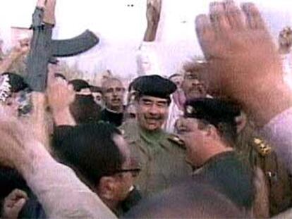 Sadam Husein, durante su recorrido por alguno de los barrios más castigados de Bagdad, en imágenes tomadas por la televisión nacional iraquí.