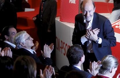 Jos Mara Barreda, aplaudiendo a Alfredo Prez Rubalcaba, en un acto de campa?a.