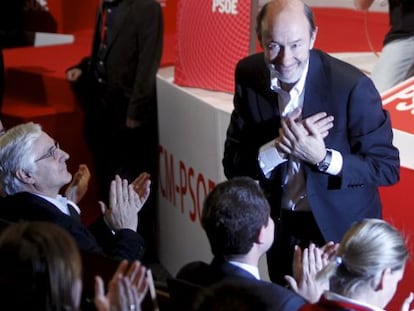 José María Barreda, aplaudiendo a Alfredo Pérez Rubalcaba, en un acto de campaña.