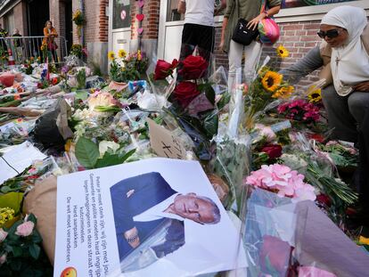 Flores en homenaje al periodista Peter R. de Vries en una calle del centro de Ámsterdam, el 8 de julio.